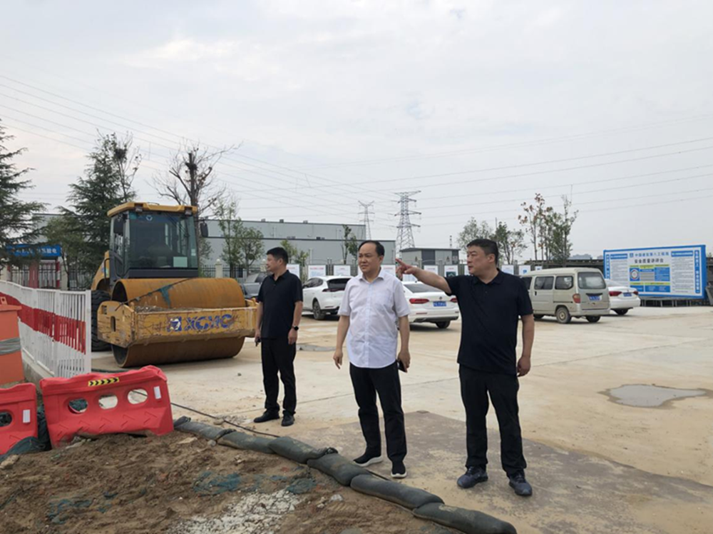 鄭州市建設(shè)投資集團(tuán)有限公司黨委委員、副總經(jīng)理張巖到侯寨新鎮(zhèn)區(qū)安置區(qū)調(diào)研項目建設(shè)工作